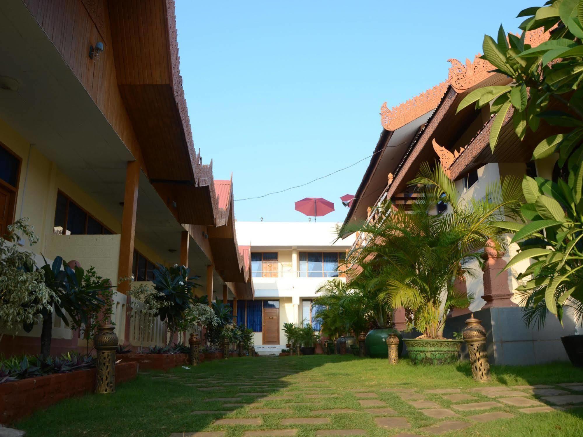 Manisanda Hotel Bagan Exteriör bild