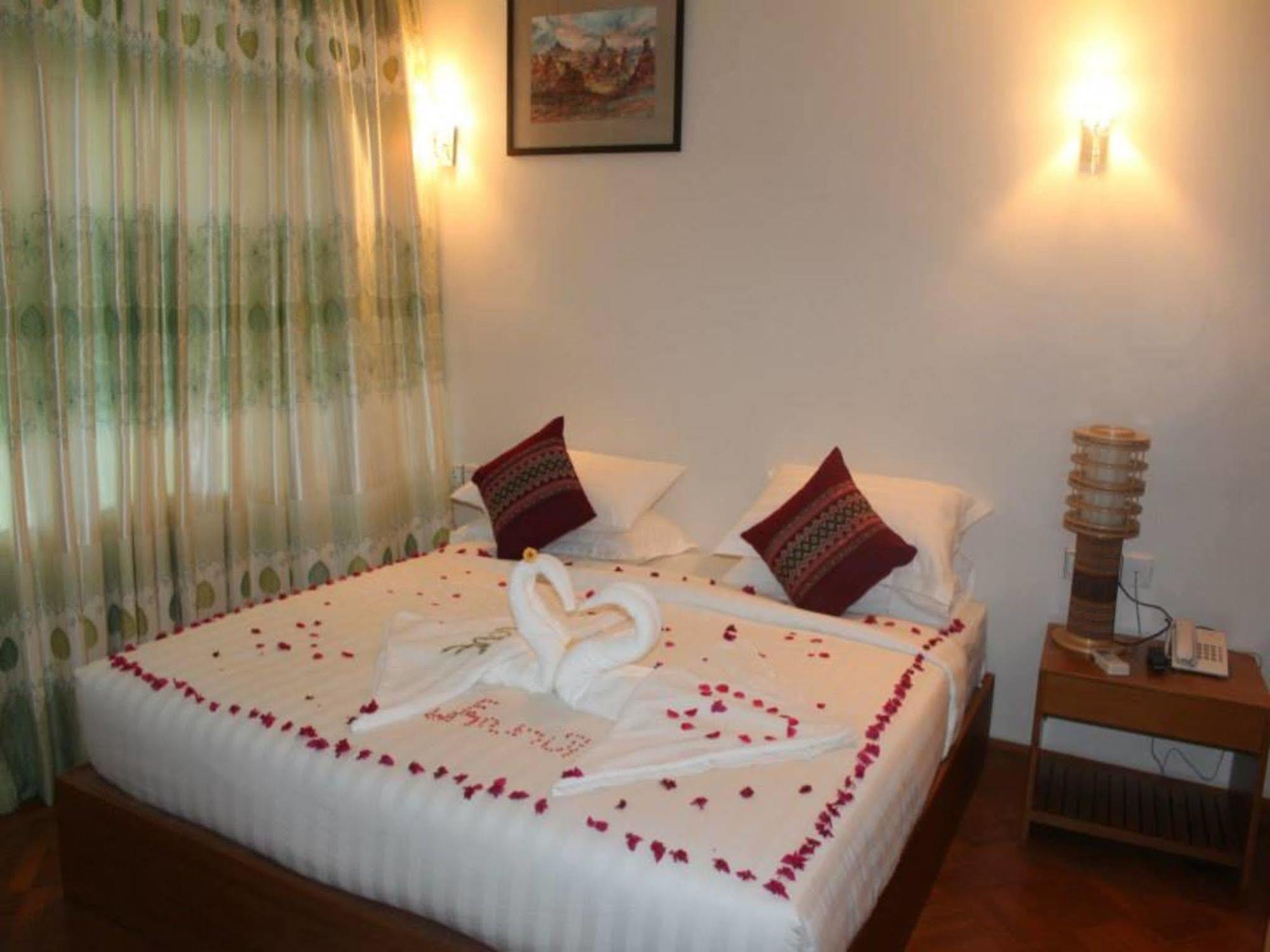 Manisanda Hotel Bagan Exteriör bild